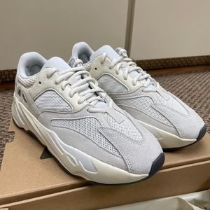 Yeezy 700 analog
